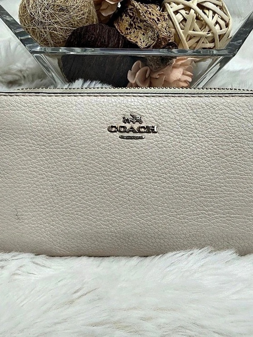 Pre-loved Coach Long Zip Around Leather Wallet in Cream